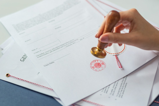 Czy umowę darowizny trzeba sporządzić u notariusza?